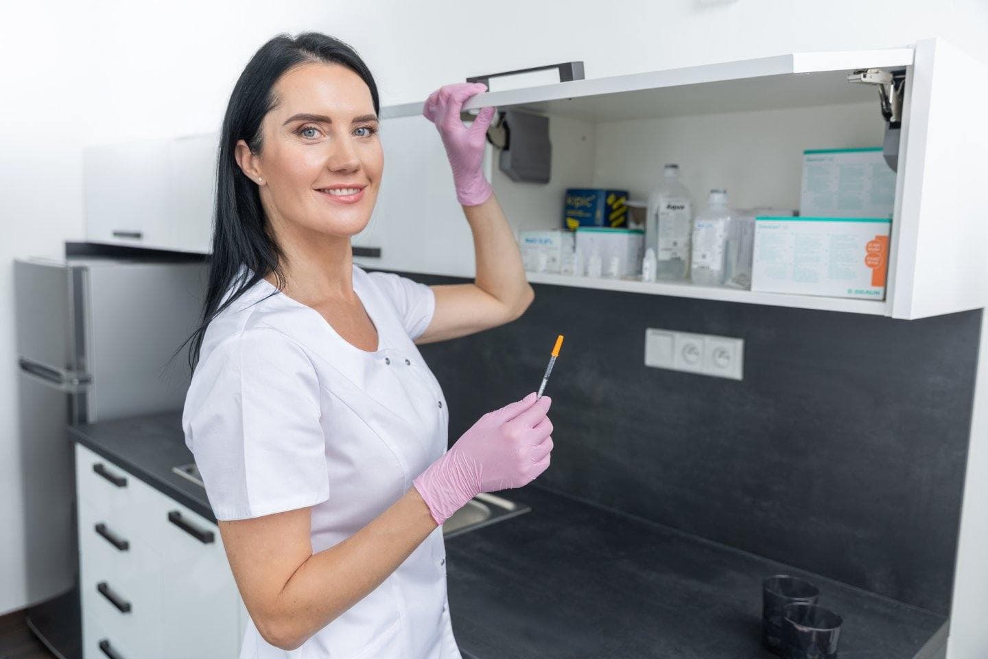 Lékařka s přípravou na zákrok v ordinaci Ultime Clinic