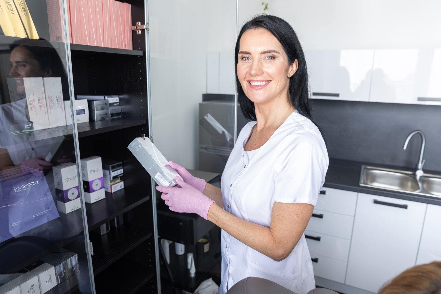 Lékařka aplikující botulotoxin v Ultime Clinic