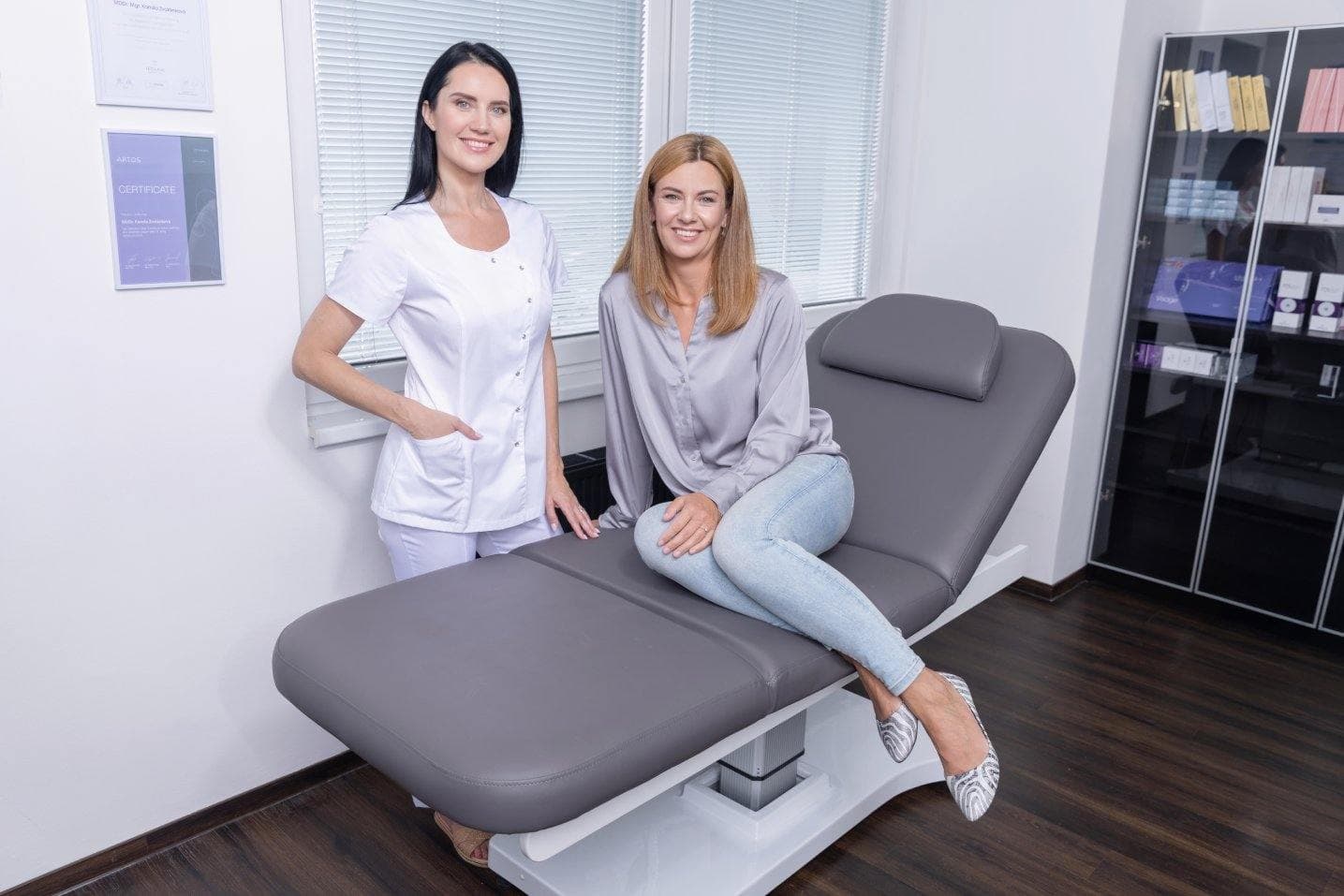 Lékařka s klientkou v příjemném prostředí kliniky